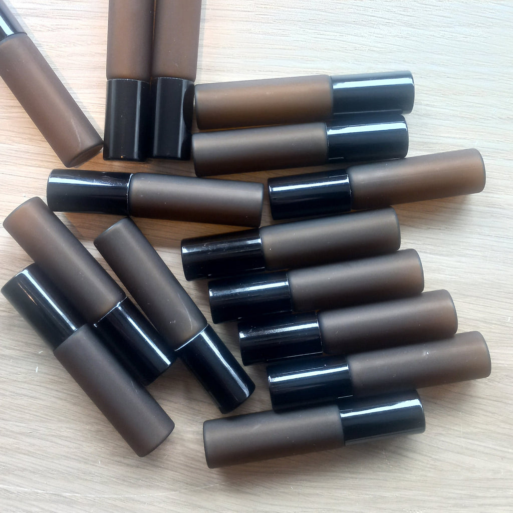 Roller 5 ml amber frosted dun met zwarte dop. 